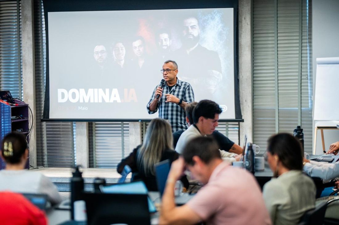 Marcio Porciúncula conduzindo uma sessão de trabalho com empresários